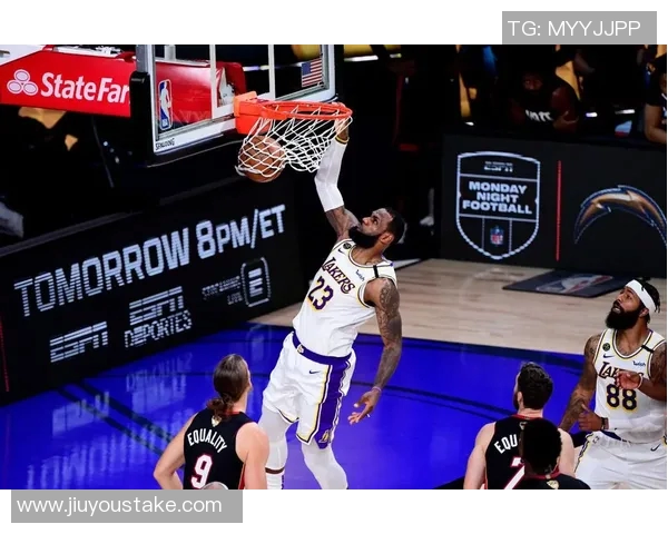 老詹在湖人战术体系中的定位分析与角色转变探讨